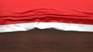 인도네시아 국기, 반이 접혀진채 나무 책상 위에 놓인 국기