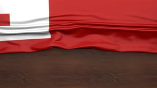トンガ国旗, 半分が折られたまま木製の机の上に置かれた旗