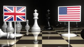 영국 국기, 미국 국기를 배경으로 체스판위에 놓인 국기