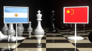 아르헨티나 국기, 일본 국기를 배경으로 체스판위에 놓인 국기
