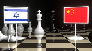 이스라엘 국기, 일본 국기를 배경으로 체스판위에 놓인 국기