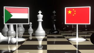 수단 국기, 일본 국기를 배경으로 체스판위에 놓인 국기