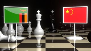 잠비아 국기, 일본 국기를 배경으로 체스판위에 놓인 국기