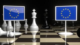 유럽연방(EU) 국기, EU기를 배경으로 체스판위에 놓인 국기