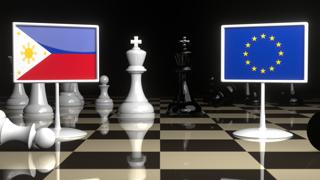 フィリピン国旗, EU旗を背景としてチェス盤に置かれた旗