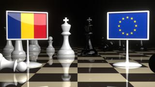루마니아 국기, EU기를 배경으로 체스판위에 놓인 국기