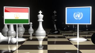 타지키스탄 국기, UN기를 배경으로 체스판위에 놓인 국기