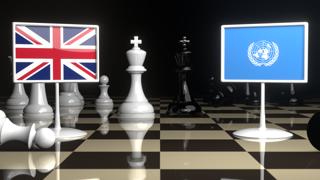 영국 국기, UN기를 배경으로 체스판위에 놓인 국기