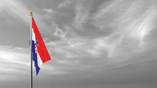 크로아티아 국기, 흑백의 하늘배경으로 멀리에서 보이는 국기와 국기봉