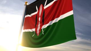 케냐 국기, 어두운 파란색 하늘을 배경으로 가까이에서 보이는 펄럭이는 국기와 국기봉