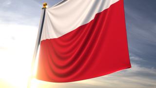폴란드 국기, 어두운 파란색 하늘을 배경으로 가까이에서 보이는 펄럭이는 국기와 국기봉