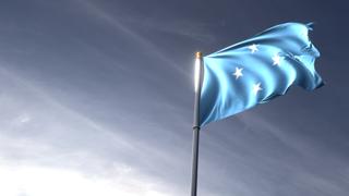 미크로네시아 연방 국기, 어두은 파란 하늘을 배경으로 위로 올려다보이는 국기와 국기봉