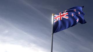 뉴질랜드 국기, 어두은 파란 하늘을 배경으로 위로 올려다보이는 국기와 국기봉