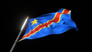 콩고 민주 공화국 국기, 검은 배경에 아래에서 올려다본 펄럭이는 국기와 국기봉