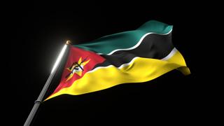 모잠비크 국기, 검은 배경에 아래에서 올려다본 펄럭이는 국기와 국기봉