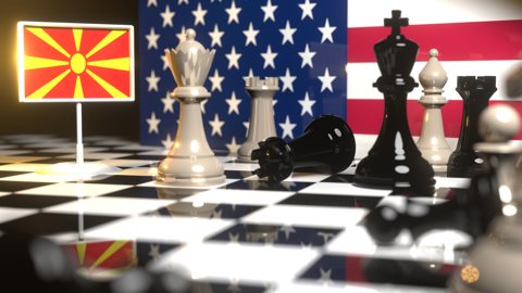 북마케도니아 국기, 미국 국기를 배경으로 체스판위에 놓인 국기