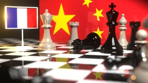 프랑스 국기, 중국 국기를 배경으로 체스판위에 놓인 국기