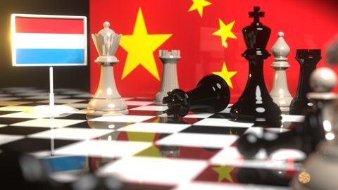 룩셈부르크 국기, 중국 국기를 배경으로 체스판위에 놓인 국기