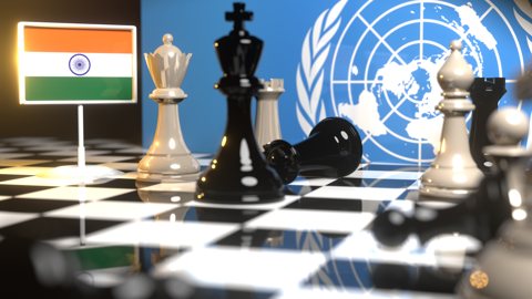 인도 국기, UN기를 배경으로 체스판위에 놓인 국기